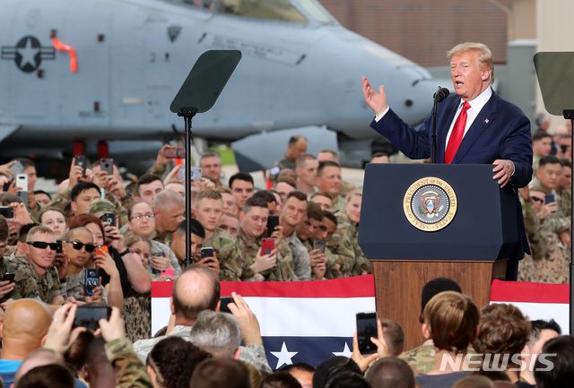 【평택=뉴시스】이영환 기자 = 도널드 트럼프(Donald Trump) 미국 대통령이 30일 오후 경기 평택시 주한미군 오산 공군기지에서 연설을 하고 있다. 2019.06.30.  20hwan@newsis.com