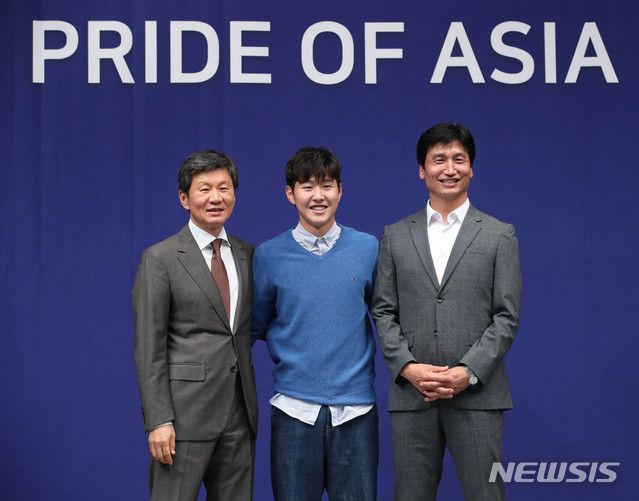 【서울=뉴시스】 고범준 기자 = 정몽규 대한축구협회 회장과 정정용 U-20 대표팀 감독이 1일 오전 서울 중구 웨스틴조선호텔에서 열린 FIFA U-20 월드컵 준우승 기념 격려금 전달식에서 대표팀 이강인에게 격려금을 전달하고 기념촬영을 하고 있다. 2019.07.01. bjko@newsis.com