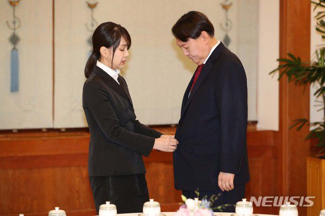 【서울=뉴시스】박진희 기자 = 윤석열 신임 검찰총장이 25일 청와대 본관에서 열린 검찰총장 임명장 수여식에 참석한 가운데 부인 김건희 씨가 윤 총장의 옷매무새를 다듬고 있다. 2019.07.25. pak7130@newsis.com