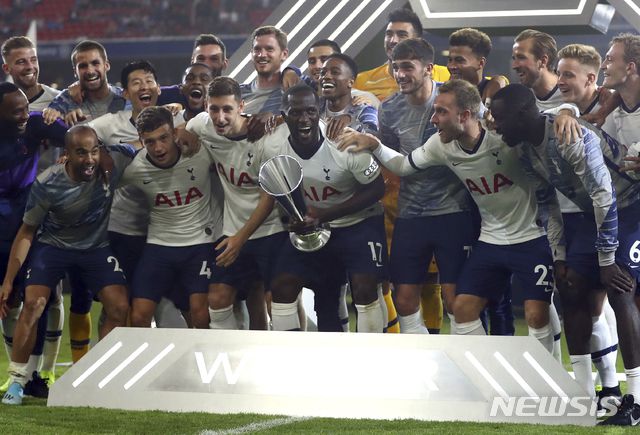 【뮌헨=AP/뉴시스】손흥민(뒷줄 왼쪽 세 번째)를 비롯한 토트넘 홋스퍼 선수들이 지난 2019년 7월31일(현지시간) 독일 뮌헨의 알리안츠 아레나에서 막을 내린 바이에른 뮌헨과의 2019 아우디컵 결승에서 우승, 트로피를 들고 환호하고 있다. 토트넘은 뮌헨과 2-2로 비긴 뒤, 승부차기 끝에 6-5로 승리하며 우승했다. 손흥민은 후반 교체 투입돼 45분을 소화했고 승부차기에서 네 번째 키커로 나서 침착하게 성공하며 우승에 기여했다. 2019.08.01.