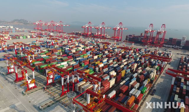 【베이징=신화/뉴시스】 중국 상하이 양산항 야적장에 쌓인 컨테이터가 선적을 기다리고 있다. 2019.08.07