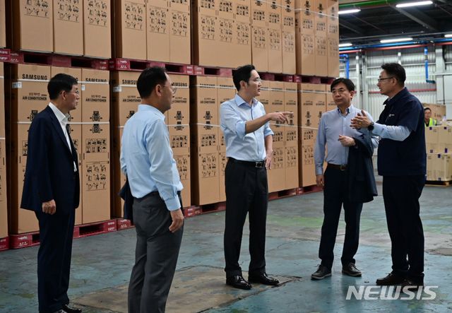 이재용 삼성전자 부회장이 20일 광주시 광산구 삼성전자 광주사업장을 찾아 에어컨 출하공정을 점검하고 있다. 오른쪽 두번째부터 김현석 삼성전자 CE부문장 사장, 이재용 부회장, 노희찬 경영지원실장 사장, 박병대 한국총괄 부사장. 2019.08.20. (사진=삼성전자 제공) photo@newsis.com