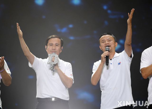 【항저우=신화/뉴시스】10일 밤 알리바바 본사가 있는 항저우의 대형 야외스타움에서 열린 알리바바 창사 20주년 기념식에서 무대에 오른 장융 회장과 마윈 전 회장(오른쪽)이 임직원들의 환호에 답례하고 있다. 이날 행사에는 수만명의 임직원들이 모두 하얀 옷을 입고 참석해 눈길을 끌었다. 홍콩 시위대에게 검은 옷은 분노와 저항을 상징하는 반면 흰색은 친중을 상징한다. 2019.09.11