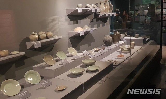 【서울=뉴시스】박정규 기자 = 국립태안해양유물전시관에 전시된 자기들. 2019.11.18 pjk76@newsis.com