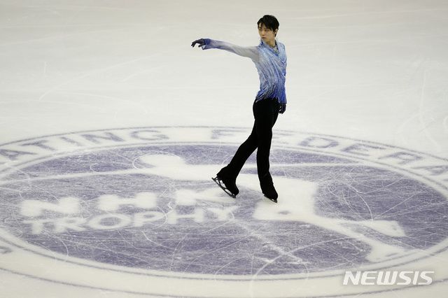 [삿포로=AP/뉴시스] 2019~2020시즌 국제빙상경기연맹(ISU) 피겨스케이팅 그랑프리 대회에서 경기를 펼치는 하뉴 유즈루. 2019.11.22