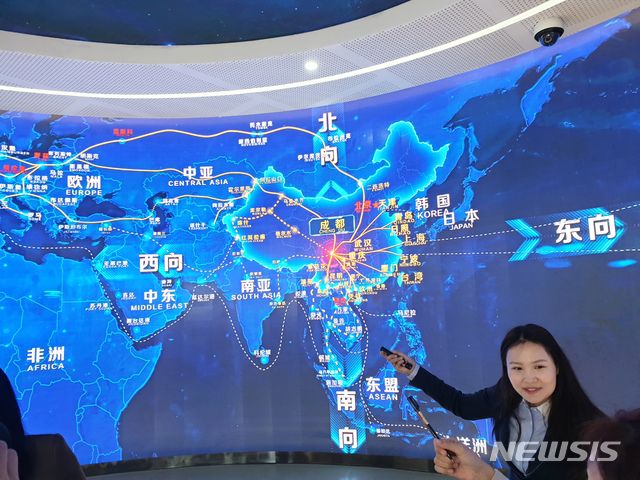[청두=뉴시스]지난 7일 중국 쓰촨(四川)성 청두(成都)시 칭바이장(靑白江)구 청두국제철도항 홍보관에서 직원이'일대일로'(一帶一路) 사업과 룽어우(蓉歐)철도에 대해 설명하고 있다. 2019.11.24
