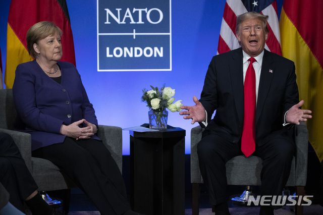 [왓포드=AP/뉴시스] 2019년 12월 4일(현지시간) 영국 왓포드 더그로브 호텔에서 도널드 트럼프 대통령(오른쪽)과 앙겔라 메르켈 독일 총리가 회담하는 모습. 2019.12.5.