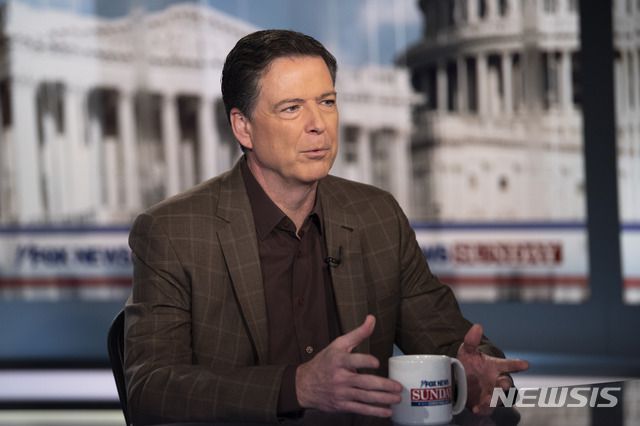 [워싱턴=AP/뉴시스]제임스 코미 전 미 연방수사 국(FBI) 국장이 2019년 12월 15일 '폭스 뉴스 선데이' 프로그램에 출연해 인터뷰하고 있다. 코미는 이날 도널드 트럼프 대통령의 선거운동을 도운 전 선거운동본부 직원 1명에 대한 감시 과정에서 부주의가 있었다는 법무부 감찰관의 보고가 사실임을 인정하면서 러시아의 미 대선 개입 여부에 대한 조사가 올바르게 처리되고 있다고 "지나치게 자신한" 것이 잘못이었다고 말했다. 2025.05.16.