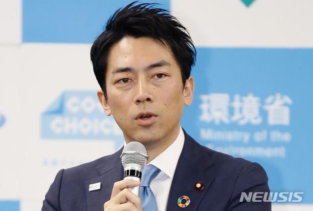 [도쿄=AP/뉴시스]일본 여론조사에서 차기 총리감에 가장 적합한 인물로 고이즈미 신지로(小泉進次?) 전 환경상이 꼽혔다. 사진은 고이즈미 신지로가 환경상을 역임하던 2020년 1월 15일 환경성에서 기자회견을 가지고 있는 모습. 2023.12.15.