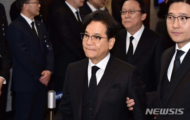 [서울=뉴시스]전신 기자 = 이재현 CJ그룹 회장이 20일 서울 송파구 올림픽로 서울아산병원에 마련된 신격호 롯데그룹 명예회장의 빈소로 들어서고 있다. 2020.01.20. photo@newsis.com