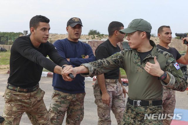 [서울=뉴시스] 박민석 기자 = 합동참모본부는 해외파병부대의 장병들이 국가위상의 제고를 위해 묵묵하고 변함없이 임무를 수행하며 뜻깊은 설 명절을 보냈다고 25일 밝혔다. 사진은 유엔 평화유지군으로 레바논 지역에서 감시 및 정찰활동, 민군작전 등의 임무를 수행하고 있는 동명부대 장병들이 레바논군(LAF)과 연합훈련을 하고 있는 모습. (사진=합동참모본부 제공) 2020.01.25. photo@newsis.com