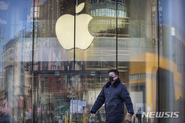 [베이징=AP/뉴시스]4일(현지시간) 중국 베이징의 애플 매장이 문을 닫은 가운데 마스크를 쓴 한 남성이 그 앞을 지나고 있다. 앞서 애플은 신종 코로나바이러스 감염증(우한 폐렴) 발생으로 중국 내 모든 매장을 잠정 폐쇄한다고 밝힌 바 있다. 2020.02.04.