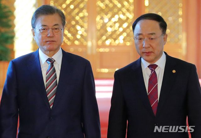 [세종=뉴시스]  문재인 대통령과 홍남기 경제부총리 겸 기획재정부 장관. 뉴시스DB