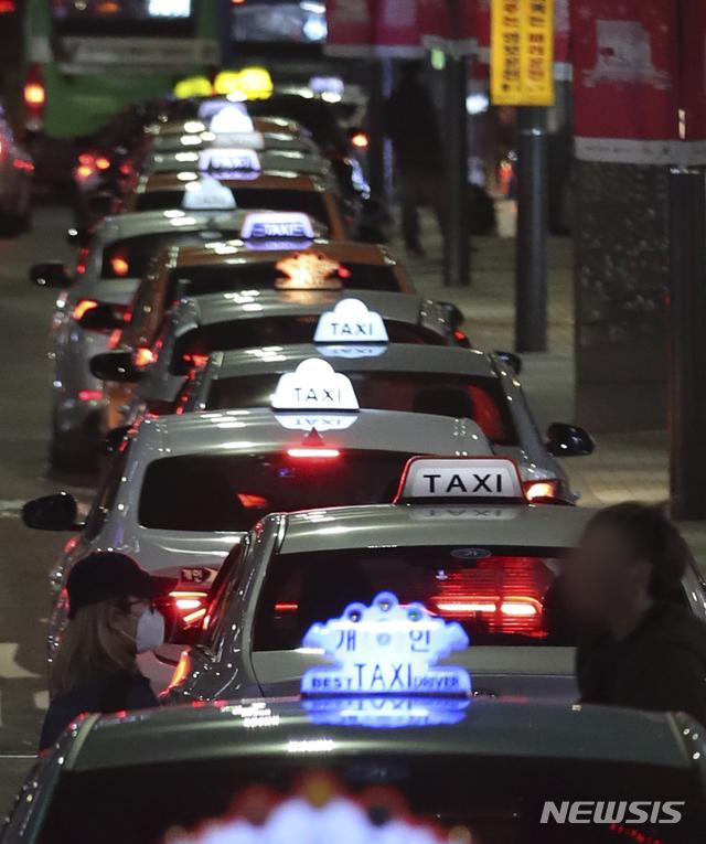 [서울=뉴시스]최진석 기자 = 신종 코로나바이러스 감염증(우한 폐렴) 여파로 외국인 관광객이 줄어든 10일 저녁 서울 중구 명동 도로에 택시가 줄지어 승객을 기다리고 있다. 2020.02.10.myjs@newsis.com