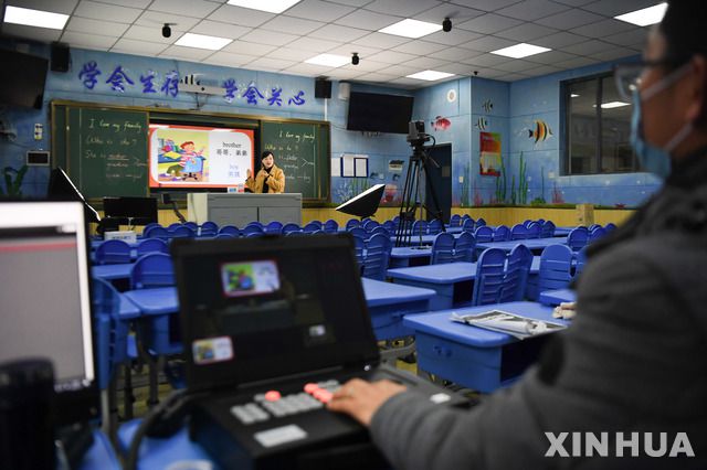 [장사(중국 후난성)=신화/뉴시스]10일(현지시간) 중국 후난성 장사의 한 초등학교에서 이 학교 영어 교사가 학생들에게 온라인 수업을 하고 있다. 신종 코로나바이러스 감염증(우한 폐렴) 발병으로 중국 전역의 학교 개학이 연기되면서 학교 측은 학생들이 집에서 공부하도록 온라인 강좌를 시행하고 있다. 2020.02.11.