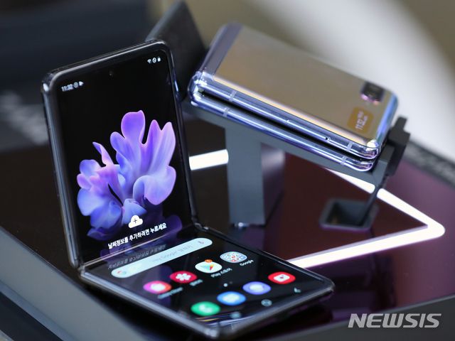 [서울=뉴시스]이윤청 기자 = 14일 서울 종로구 KT스퀘어에 '갤럭시Z플립'이 전시되어 있다. 삼성전자 플립형 폴더블 스마트폰 '갤럭시Z플립'은 국내 이동통신 3사(KT, SK텔레콤, LG유플러스)를 통해 이날 출시됐다. 2020.02.14. radiohead@newsis.com