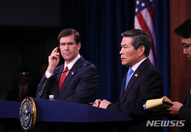 [서울=뉴시스]정경두 국방부 장관과 마크 에스퍼 미 국방장관이 지난 2월24일(현지시간) 미 워싱턴DC 국방부에서 공동기자회견을 하고 있다. (사진=국방부 제공) 2020.10.03. photo@newsis.com