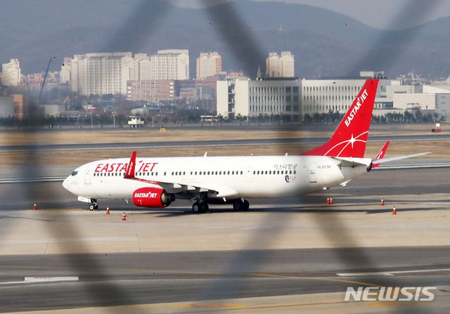 [서울=뉴시스]홍효식 기자 = 23일 서울 강서구 김포공항 국내선 청사 전망대에서 바라본 이스타항공 여객기가 대기하고 있다. 2020.03.23. yesphoto@newsis.com
