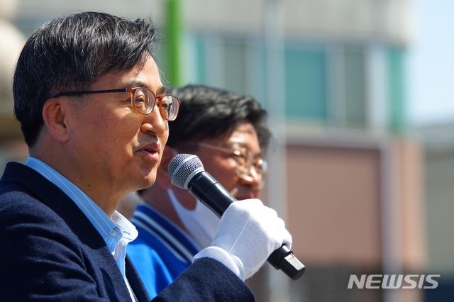 [서울=뉴시스]김동연 전 경제부총리가 14일 경기도 이천 장호원 오일장에서 제21대 국회의원선거 이천시에 출마하는 김용진 더불어민주당 후보의 지원유세를 하고 있다. (사진=김용진 후보 캠프 제공)  2020.04.14. photo@newsis.com