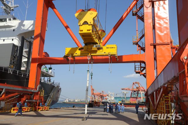 [포항=뉴시스] 강진구 기자 = 포스코 포항제철소(소장 남수희)는 최근 철강제품 하역을 담당하는 BTC(Bridge Type Crane) 하역기 4대를 신설했다고 28일 밝혔다.사진은 이번에 제품부두에 준공된 BTC(Bridge Type Crane) 하역기.(사진=포스코 제공) 2020.04.28. photo@newsis.com
