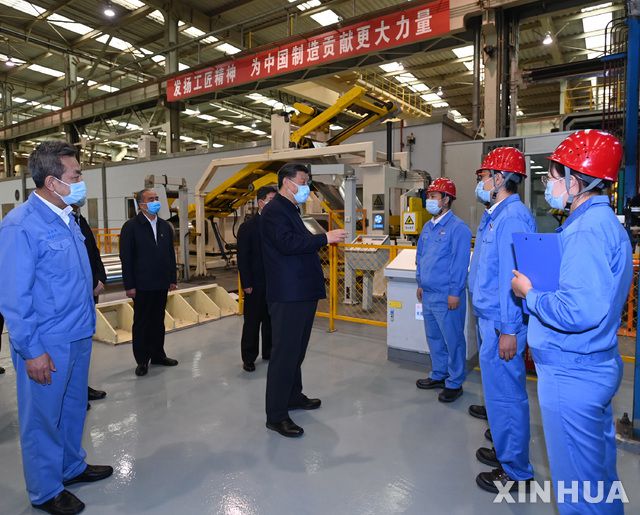 [타이위안=신화/뉴시스]시진핑 중국 국가주석이 12일(현지시간) 중국 산시성 성도 타이위안의 한 스테인리스 제조업체를 방문해 돌아보면서 근로자들과 얘기를 나누고 있다. 산시성 방문 이틀째인 시 주석은 전통 제조업의 코로나19 이후 조업 재개 현황, 환경 오염 방지 상태 등을 점검했다. 2020.05.13.