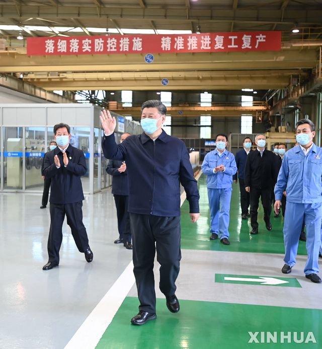 [타이위안=신화/뉴시스]시진핑 중국 국가주석이 12일(현지시간) 중국 산시성 성도 타이위안의 한 스테인리스 제조업체를 방문해 돌아보면서 근로자들에게 손을 흔들며 인사하고 있다. 산시성 방문 이틀째인 시 주석은 전통 제조업의 코로나19 이후 조업 재개 현황, 환경 오염 방지 상태 등을 점검했다. 2020.05.13.