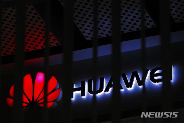 [베이징=AP/뉴시스]  영국은 이르면 이달부터 중국의 통신장비 제조업체 화웨이를 영국의 5세대(5G) 이동통신망 구축 사업에서 단계적으로 배제할 예정이라고 5일(현지시간) 파이낸셜타임스(FT)는 말했다. 사진은 지난해 3월 중국 베이징에 있는 화웨이 매장의 간판. 2020.7.6.