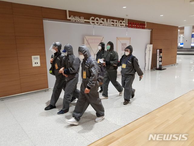 [인천=뉴시스] 지난 2020년 '아시아 마약왕'이 인천국제공항에서 검찰에 체포돼 호송되는 모습. (사진=뉴시스DB) photo@newsis.com