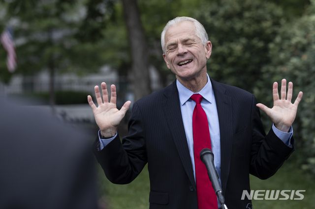 [워싱턴=AP/뉴시스] 피터 나바로 미국 백악관 무역제조업 정책국장이 6월18일 백악관에서 기자들과 대화하고 있다.  2020.6.22.