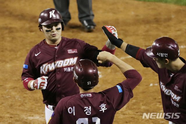 [서울=뉴시스]홍효식 기자 = 25일 오후 서울 송파구 잠실야구장에서 열린 '2020 프로야구 신한은행 SOL KBO리그' LG 트윈스와 키움 히어로즈의 더블헤더 2차전 경기에서 9회 초 1사 만루 상황, 키움 박병호가 만루 홈런을 치고 홈인한 뒤 동료들과 기뻐하고 있다. 2020.06.25.  yesphoto@newsis.com