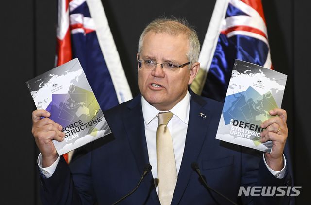 [캔버라=AP/뉴시스] 스콧 모리슨 호주 총리가 1일 호주 캔버라에서 2020년 호주 국방전략을 발표하고 있다. 그는 이 자리에서 "당장 여러분이 '홍콩을 도울 준비가 되어 있는가?'라고 묻는다면 대답은 '그렇다'이다"라며 홍콩 시민의 피난처를 제공하겠다고 밝혔다. 2020.7.2.