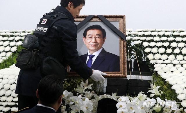 [서울=뉴시스]홍효식 기자 = 13일 서울 중구 서울광장에 차려진 고 박원순 서울시장의 시민분향소가 철거되고 있다. 2020.07.13. yesphoto@newsis.com