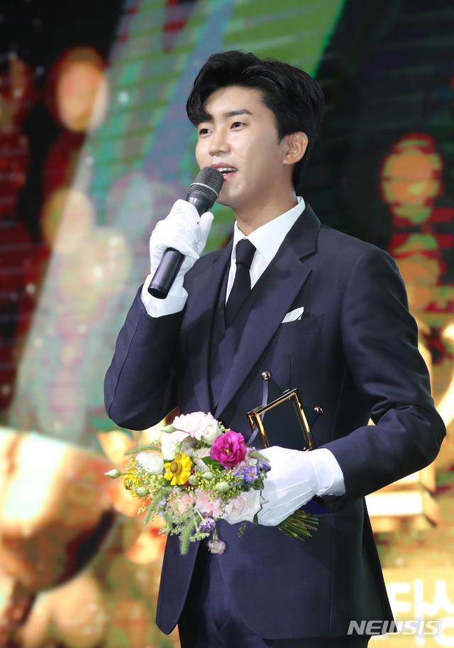 [서울=뉴시스] 조수정 기자 = 가수 임영웅이 15일 오후 서울 영등포구 글래드호텔여의도에서 열린 MTN 2020 방송광고페스티벌에서 CF스타상을 수상한 뒤 소감을 밝히고 있다. 2020.07.15. chocrystal@newsis.com
