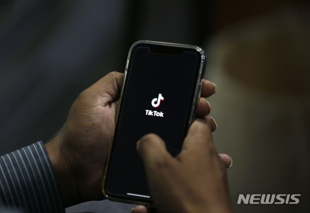 [이슬라마바드=AP/뉴시스] 7월21일(현지시간) 파키스탄 이슬라마바드에서 한 남성이 동영상 공유 애플리케이션(앱) 틱톡을 시행 중인 모습. 2020.08.04.