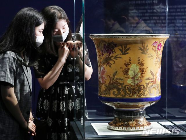 [서울=뉴시스] 조수정 기자 = 28일 오전 서울 종로구 국립고궁박물관에서 열린 '신(新)왕실도자' 전시 언론공개회에서 참석자들이 조선과 프랑스 수교(1886)를 기념해 프랑스 사디 카르노 대통령이 고종에게 보낸 '백자 채색 살라미나 병'을 보고 있다. 29일부터 10월 4일까지 열리는 이번 전시는 개항 전후 조선왕실에서 사용한 서양식 도자기들을 만나볼 수 있다. 2020.07.28. chocrystal@newsis.com