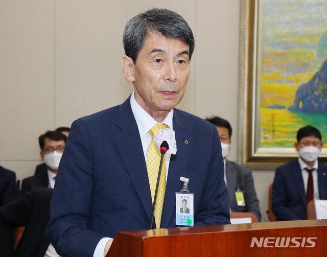 [서울=뉴시스] 장세영 기자 = 이동걸 한국산업은행 회장이 29일 서울 여의도 국회에서 열린 정무위원회 전체회의에 참석해 업무보고를 하고 있다. 2020.07.29. photothink@newsis.com