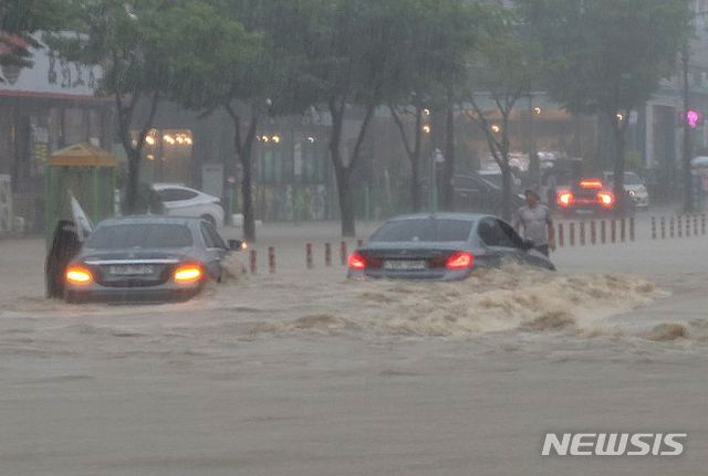 [천안=뉴시스]이종익 기자 = 3일 충남 천안과 아산에 집중호우경보가 발효된 가운데 천안 신방지하차도 인근 충무로 사거리가 차량 통행이 불가능할 정도로 침수돼 있다. (사진=독자제공)  2020.08.03.photo@newsis.com
