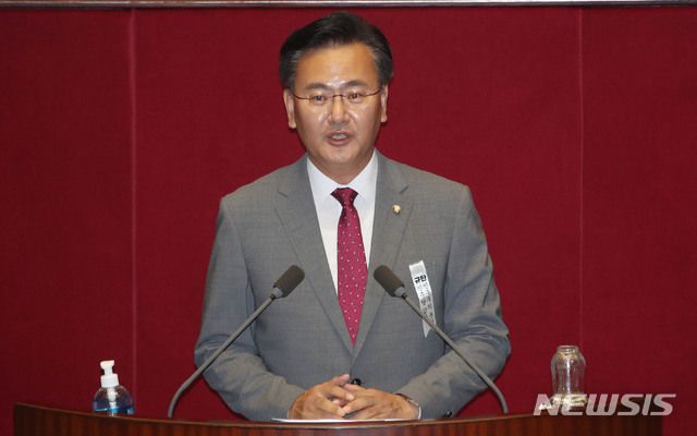 [서울=뉴시스] 김진아 기자 = 유상범 미래통합당 의원이 4일 서울 여의도 국회에서 열린 본회의에서 공수처 관련 법안에 대해 반대 토론을 하고  있다. 2020.08.04. bluesoda@newsis.com