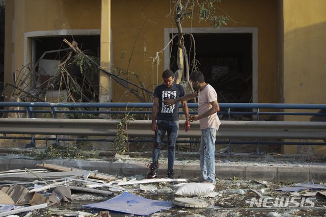 [베이루트=AP/뉴시스] 레바논 수도 베이루트에서 4일(현지시간) 대규모 폭발사고가 일어나 수천명이 죽거나 다치는 참사를 빚었다. 폭발로 부서진 건물들의 유리창과 문짝 등 파편과 잔해로 인해 사상자가 대량으로 발생했다. 2020.08.05