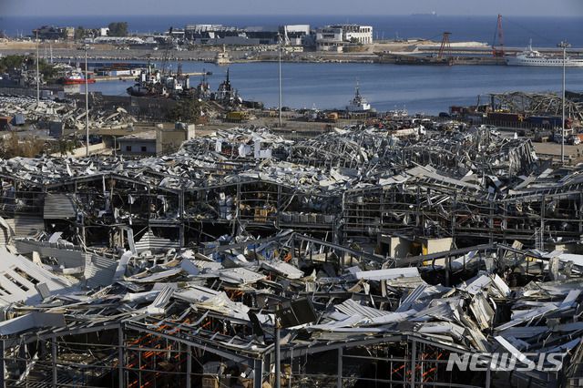 [베이루트=AP/뉴시스]5일(현지시간) 레바논 베이루트 항구의 대규모 폭발 참사 현장 모습. 2020.08.06.