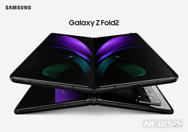 [서울=뉴시스] 박미소 기자 = 첫 온라인 '갤럭시 언팩 2020'가 열린 5일 삼성전자가 '갤럭시 노트20(Galaxy Note20)'를 전격 공개했다. 더불어 '갤럭시 노트20'와 연동할 수 있는 프리미엄 태블릿 '갤럭시 탭 S7·S7+(Galaxy Tab S7·S7+)', 스마트워치 '갤럭시 워치3(Galaxy Watch3)', 이어버즈 '갤럭시 버즈 라이브(Galaxy Buds Live)'도 함께 공개했다. 사진은 삼성 갤럭시Z 폴드2 미스틱 블랙의 모습. (사진=삼성전자 제공) 2020.08.05.  photo@newsis.com