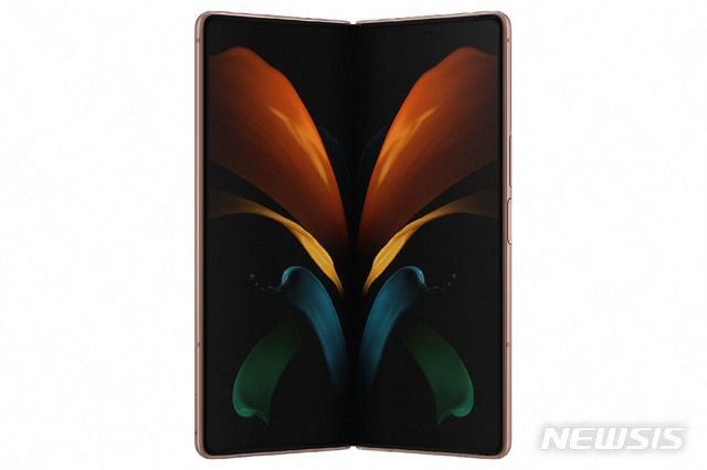 [서울=뉴시스] 박미소 기자 = 첫 온라인 '갤럭시 언팩 2020'가 열린 5일 삼성전자가 '갤럭시 노트20(Galaxy Note20)'를 전격 공개했다. 더불어 '갤럭시 노트20'와 연동할 수 있는 프리미엄 태블릿 '갤럭시 탭 S7·S7+(Galaxy Tab S7·S7+)', 스마트워치 '갤럭시 워치3(Galaxy Watch3)', 이어버즈 '갤럭시 버즈 라이브(Galaxy Buds Live)'도 함께 공개했다. 사진은 삼성 갤럭시 Z 폴드2 미스틱 브론즈의 모습. (사진=삼성전자 제공) 2020.08.05.  photo@newsis.com