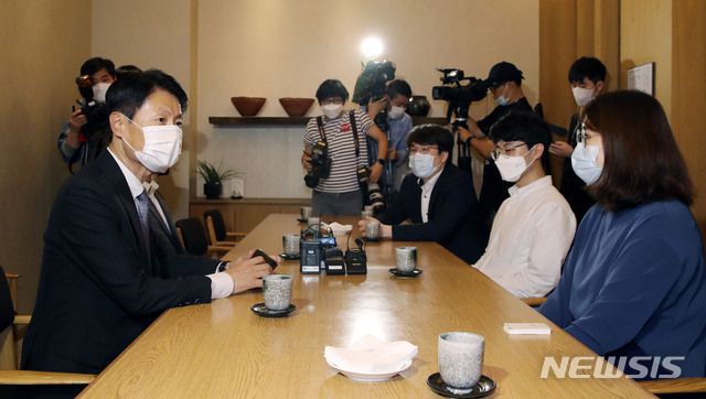 [서울=뉴시스] 박미소 기자 = 의대정원 확대에 반발하는 전공의들의 파업을 하루 앞둔 지난 6일 오후 김강립(왼쪽) 보건복지부 차관과 박지현 대한전공의협의회장이 서울 서초구 팔래스호텔에서 열린 보건복지부와 대한전공의협의회 간 간담회에서 대화하고 있다. 2020.08.06. misocamera@newsis.com