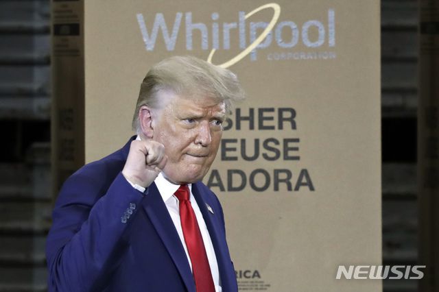 [클라이드=AP/뉴시스]도널드 트럼프 미국 대통령이 6일(현지시간) 미 오하이오주 클라이드의 월풀 코퍼레이션을 방문해 연설을 마치며 주먹을 쥐고 있다. 이날 트럼프 대통령을 영접하고 일정에 동행하려던 마이크 드와인 오하이오 주지사가 앞서 받은 코로나19 검사에서 양성 판정을 받아 자가격리에 들어갔다. 2020.08.07.