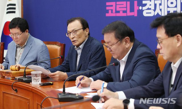 [서울=뉴시스] 김진아 기자 = 이해찬 더불어민주당 대표가 7일 서울 여의도 국회에서 열린 최고위원회의에서 발언을 하고 있다. 2020.08.07.  bluesoda@newsis.com