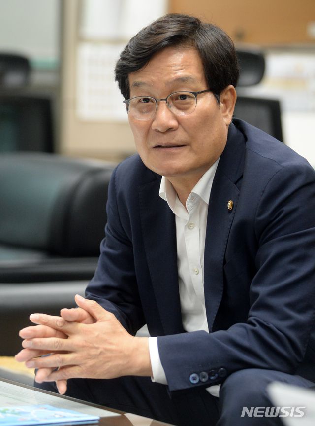 [전주=뉴시스] 김얼 기자 = 신동근 더불어민주당 최고위원 후보가 7일 전북 전주시 전북도의회 기자실을 방문해 기자간담회를 열고 질의에 답변하고 있다. 2020.08.07.pmkeul@newsis.com