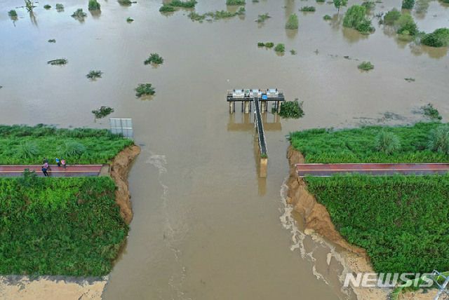 [창녕=뉴시스] 안지율 기자 = 9일 오전 4시께 경남 창녕군 이방면 우산마을 인근 낙동강 본류 제방 30m가 유실돼 인근 장천리 구학·죽전마을 등 2개 마을이 침수됐다. 이날 마을이 침수되면서 주민 156명이 인근 초등학교로 대피했으며, 인명 피해는 발생하지 않았다. (사진=경남도 제공) 2020.08.09.  photo@newsis.com