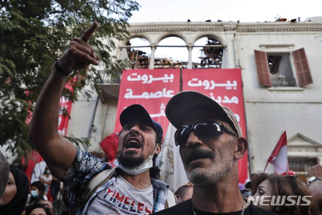 [베이루트=AP/뉴시스] 8일(현지시간) 레바논 수도 베이루트 외교부 건물 앞에서 열린 반 정부 시위에서 시위 참가자들이 구호를 외치고 있다. 이날 시위가 격렬해지면서 100명이 넘는 부상자가 발생했다. 2020.08.09.