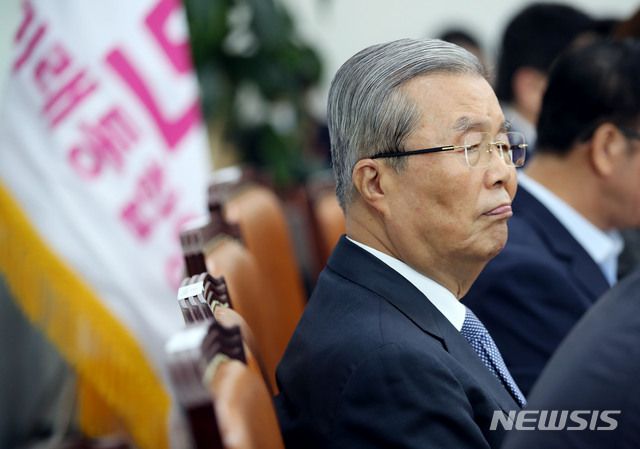 [서울=뉴시스] 김진아 기자 = 김종인 미래통합당 비상대책위원장이 10일 서울 여의도 국회에서 열린 비상대책위원회의에서 주호영 원내대표의 발언을 듣고 있다. 2020.08.10.  bluesoda@newsis.com