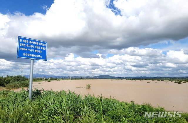 [나주=뉴시스]이창우 기자 = 지난 8일 집중 호우로 불어난 영산강물이 처음으로 월류보를 타고 넘어 영산강변저류지에 가득 차 있다. 2020.08.10.lcw@newsis.com